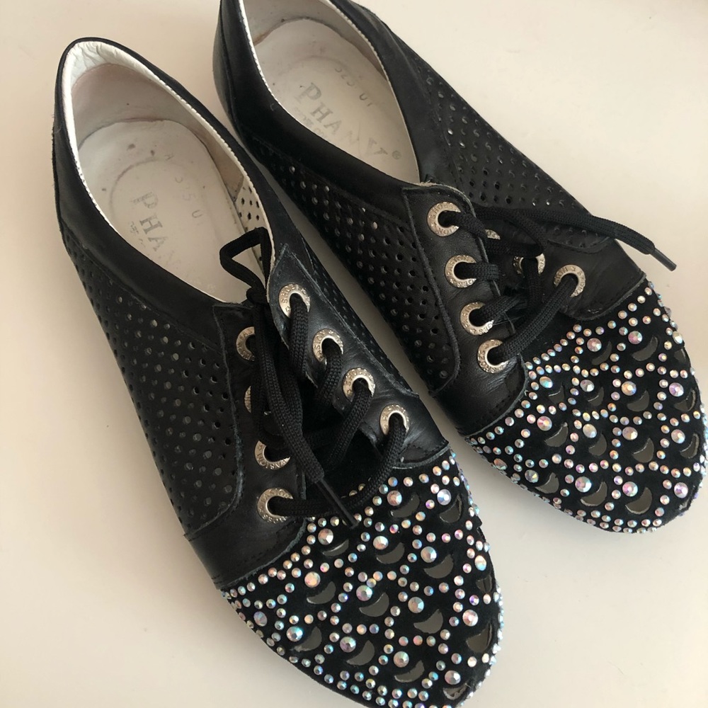 Flat dress shoes